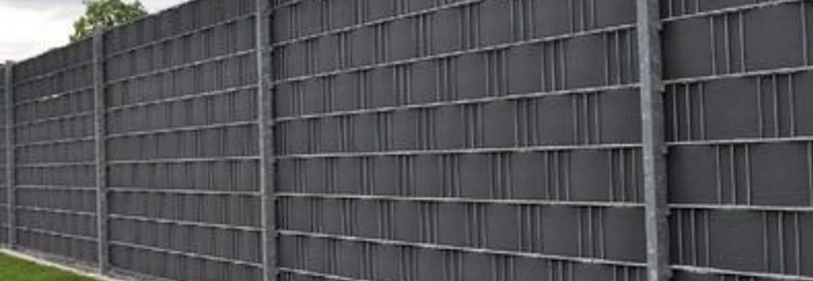 Grauer Sichtschutzzaun im Garten